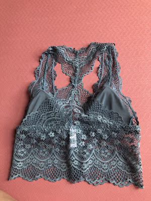 内衣好漂亮 后面是美背的 穿露背装会很好看 这款内衣小胸穿会比较适合 质量很不错 胸垫是可以拿出来的 没有钢圈 前扣的设计我个人很喜欢 很满意