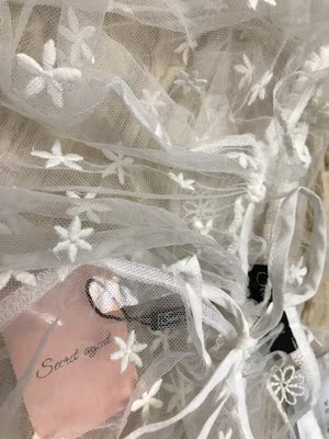 买来搭吊带裙的。很好看。料子比想象中的要好。不错