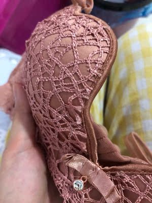 这才买了多久。穿了了两三次。是手洗，而且这款效果真的不好。后背根本没有弹力。