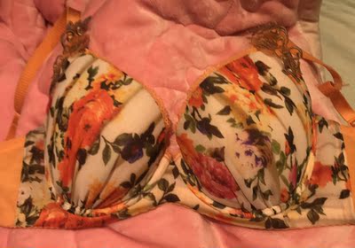 文胸还是舒适的，就是戴起来有点会往上跑。华歌尔是我心头爱啊。