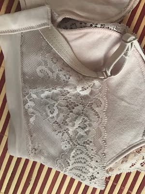 洗完都还是一股刺鼻味道，不过蕾丝摸上去还是很软，穿着也挺舒服的，价格偏高，性价比不高