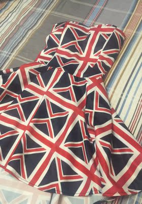 这款去年就穿,今年又来买。发现今年的面料又滑又硬,做工也毛糙,尺码照比去年也小了。我就是挺喜欢这个花色的,懒得退换,也没多少钱,对付穿吧,看在卖家的服务,还是给好评吧。要是去年的那批货就好了, 这款去年就穿,今年又来买。发现今年的面料又滑又硬,做工也毛糙,尺码照比去年也小了。我就是挺喜欢这个花色的,懒得退换,也没多少钱,对付穿吧,看在卖家的服务,还是给好评吧。要是去年的那批货就好了,