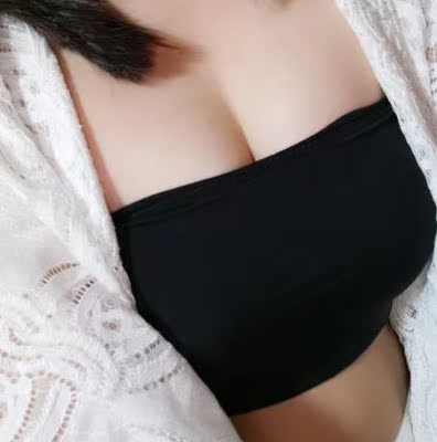 挺不错的一款内衣哦，内衣透气性相当的好，先说说内衣的外表吧，那个颜值呐~，真的是没法跟普通内衣款式相媲美的，内衣穿上身就是感觉灰常的舒服舒适，罩杯大小也适合，第一次买这种是侧排扣的内衣，好赞好酷哦。炒鸡喜欢店家送的原装挂脖带。搭配挂脖带后穿起来好少女哦。店家还送了延长扣，好用心的哦。无钢圈的还是抹胸款式叫我怎么不喜欢呢！穿在身上一点都不会感到勒，罩杯的厚度穿起来很合适。而且还能聚拢我的胸，胸型被衬托的很明显呀。挺拔挺拔的。后背带也是防滑的，我穿着出去怎么玩都没有问题，穿久了也没有束缚感。而且包装真的炒鸡好看的，真的是做好每一个细节的好店家呀。已经安利给身边的人了。