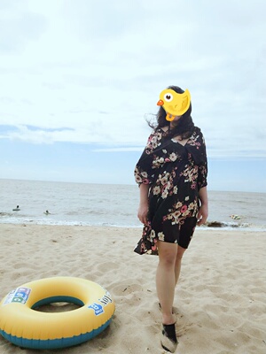 太喜欢了，样子很好看，里面的短裤可以提在腰上，一点也不掉裆，围胸也有钢托，穿上不掉还不紧，外面的裙子前后都是v领子，后面看着特别性感，朋友都说我穿着很好看，我是个大胖子，头一次买到合适的泳衣，满意。