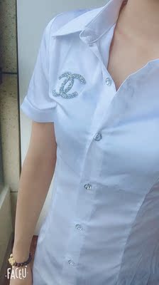 宝贝已经收到了，穿了一天才来评论的，衣服面料穿上特别舒服，而且也不是很短，超级喜欢，特有型，卖家服务态度很好，建议尺码也很合身，有喜欢的亲们，可以下手了！