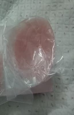 买来拍婚纱照用的。昨天已经拍完了。使用过才来评价的。很好用。胶也挺好的。戴了一天没有什么不适。隐形效果超级赞，低胸或者深V款衣服都可以搭配上。喜欢性感的美女买来试试吧，质量很好。总之很满意。结婚当天还继续使用。