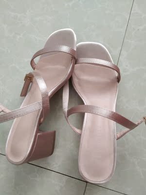 拿着鞋子的那一刻我是惊喜的，没有想到几十块钱的鞋子也能做得这么好！首先包装，细节都处理得很好，我在网上买了那么多双凉鞋，第一次见有用夹子固定好鞋子的形态的，其次，质量真的是很不错了，然后是码数很正，作为一个34码脚的人表示买鞋子很忧伤，但是这双鞋子很合脚，总之，好评好评！