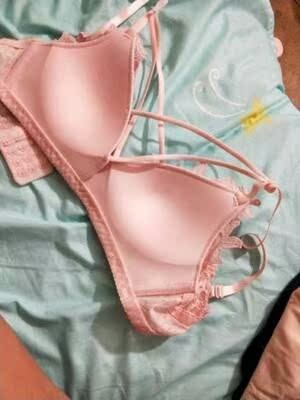 物流速度快,昨天就收到了。包装得很精细,款式漂亮。聚拢效果好好。罩杯透气性也好,蕾丝柔软还不觉得勒。 物流速度快,昨天就收到了。包装得很精细,款式漂亮。聚拢效果好好。罩杯透气性也好,蕾丝柔软还不觉得勒。