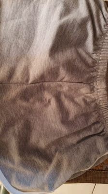 这件裤子还不错，面料还可以，不是很厚，也没有很薄，还行吧，领了5元红包买的，没有抢到另外一个10元红包，裤子还可以，快递也挺快的，还不错，哈哈哈哈哈，这件还不错吧，有一点小味道，味道不是很重，走线也还可以。