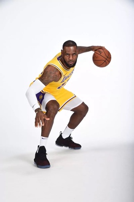 和此卖家交流，自觉七经八脉为之一畅，我在淘宝买了这么多年，所谓看过"女干"商无数，但与卖家您交流，我只想说，老板你实在是太好了。 你的高尚情操太让人感动了。本人对此卖家之仰慕如滔滔江水连绵不绝，海枯石烂，天崩地裂，永不变心。交易成功后，我的心情竟是久久不能平静。自古英雄出少年，卖家年纪轻轻，就有经天纬地之才，定国安邦之智，而今，天佑我大中华，沧海桑田5000年，神州平地一声雷，飞沙走石，大雾迷天，朦胧中，只见顶天立地一金甲天神立于天地间，花见花开，人见人爱，这人英雄手持双斧，二目如电，一斧下去，混沌初开，二斧下去，女娲造人，三斧下去，小生倾倒。得此大英雄，实乃国之幸也，民之福，人之初也，怎不叫人喜极而泣 .......看着交易成功，我竟产生出一种无以名之的悲痛感&mdash;&mdash;啊，这么好的卖家，如果将来我再也遇不到了，那我该怎么办？直到我毫不犹豫地把卖家的店收藏了，我内心的那种激动才逐渐平静下来。可是我立刻想到，这么好的卖家，倘若别人看不到，那么不是浪费心血吗？经过痛苦的思想斗争，我终于下定决心，牺牲小我，奉献大我。我要以此评价奉献给世人赏阅，我要给好评&hellip;&hellip;