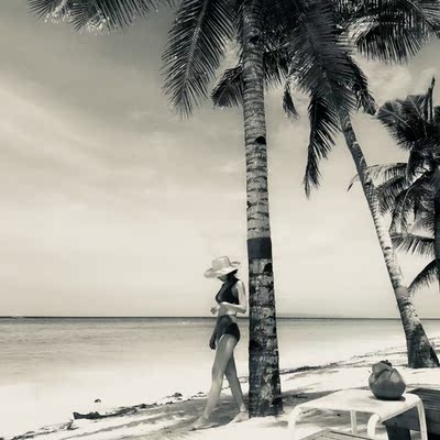 这件上身效果特别棒 简约时尚的纯色经典款高级不过时 好搭配 游泳很舒服 高腰裤够高 遮肚子非常显瘦 不会把副乳挤出来 深V领很时尚 聚拢效果不错 很好 可以当水母衣内搭