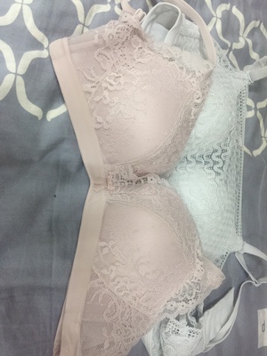 这个粉色是聚拢款薄款，因为没有粉色没有B杯，所以买了小一码，穿上正好，聚拢效果很好！罩杯很轻薄，夏天穿刚好，而且这款蕾丝的颜值很高，做工精细，细节处理的很好，物有所值，以后会继续光临！