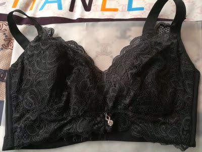 拆开包装我就后悔了……当初应该买两件的 两件减20呢……蕾丝的手感特别好 内里摸着也柔软 码数也正好 穿着挺舒适的 适合大胸 会变小那么一丢丢 穿衣服会显瘦一点 聚拢效果一般 舒适度是真的好 拆开包装我就后悔了……当初应该买两件的 两件减20呢……蕾丝的手感特别好 内里摸着也柔软 码数也正好 穿着挺舒适的 适合大胸 会变小那么一丢丢 穿衣服会显瘦一点 聚拢效果一般 舒适度是真的好