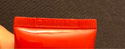 圈出来的图这家买的&hellip;没圈圈的是澳洲朋友带的&hellip;店里页面以及官网图片都是我澳洲朋友给我带的那个样子的，条纹位置不一样，我自己也不清楚，店家解释批次不一样这些也是不一样，可收到的名字画圈部分字体大一号&hellip;我也不会辨别，你们自己看吧，膏体颜色没问题，香味不太一样，原本的用久了，估计味道和新的就是不太相似的。会认得告诉我一声呗，假货太多我也怕瞎用，也没有说店家的一定是假的，或许真是批号