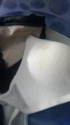 下水洗新买的二件内衣一件其他家白色的，这家黑色的内衬黄色掉色，把我一起新买的白色内衣上面染黄了，客服要证据，我想说的是，要多大块的料子才能把水染黄，给你拍照证明。
