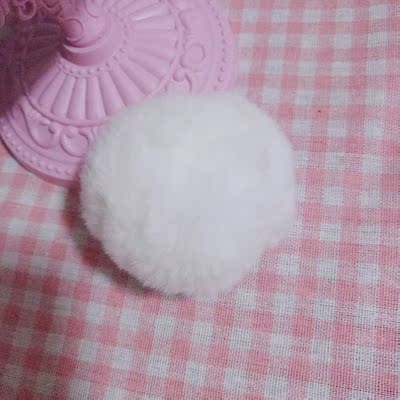 兔子尾巴超可爱~又圆又白又软捏了好久2333 可以拆下来，内内上一个纽扣&middot;~~~。本来穿好了想返图的，然而，，男票突然回来了。。。emmmm（此处省略^^^^^^）结果就没能照相。。。