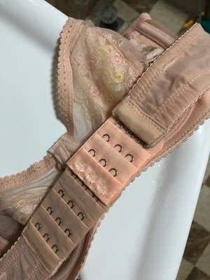 颜色不一样，它家的杯都小，以前买一个退了，买个大号还小一点