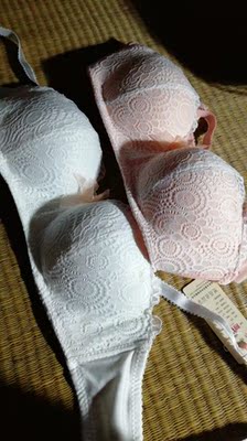 挺漂亮的，做工也挺细致的，罩杯是整体压模的