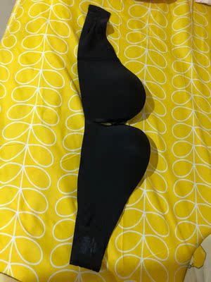 买了两件，一件是实体店买的 一件是网店买的。都一样，所以大家可以放心在网点购买。 一件内衣两种穿法，可以去掉肩带直接当抹胸穿哦。而且无痕的真的很舒服 ，会让你忘记你穿了内衣。值得购买。