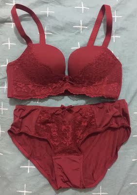 颜色确实没有图片那么亮，类似酒红色，而且内衣本身有一股味，就像潮湿的那种霉味，如果再洗一次味道消不了就没法穿了