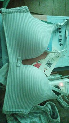 很好很好，穿起来摸起来很舒服，适合小胸的我，卖家很用心发现我两件买的尺码不一样还特地打过了问我是不是拍错了，，强烈建议量一量问客服，自己瞎买太容易错了~绿色窗帘映衬的颜色不对将就将就哈~快递超快，我还一脸懵逼啥快递到了？总之很满意！