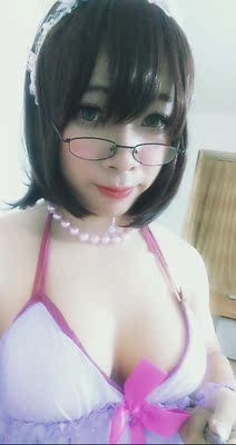 买很久现在才评价衣服可以说非常好舒服特别丝袜！！感觉这套衣服不适合我穿！男孩子出是硬伤太难了