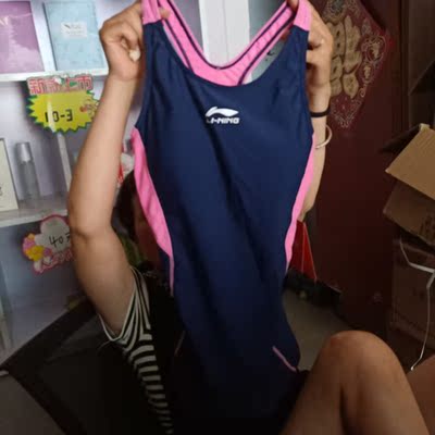 妈妈穿上非常好看，松紧性大。给妈妈买来学游泳用，超级棒！物流也很快