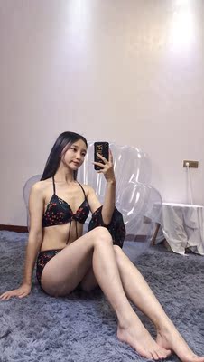 没有异味 面料摸起来滑滑的 穿在身上舒服 贴身不下肉 脖子挂绳是可以调节的 上衣前面的小蝴蝶结固定的不怕走光吼吼~ 客服态度好好 有问必答 问了一大堆都没觉得我烦 炒鸡有耐心嘛~