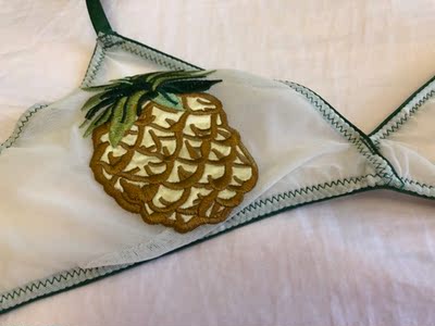 好穿，是我想要的超薄款，相比之下这款没有菠萝这款，经济实惠，但是也还行，就是线头有点多