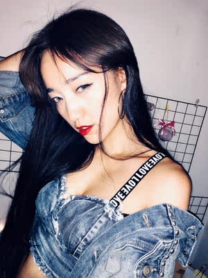 买来打算去音乐节穿的 没去成 就只是在家拍了拍  搭配牛仔外套很潮