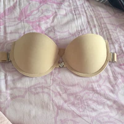 很薄的。。。平胸慎买，不过穿在露肩露背的衣服里面比较合适，穿上不掉，大胸就不知道了