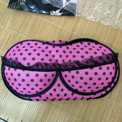 从小红书来的 第一次在网上买内衣内裤 也是第一次买六只兔子的 看了很久直播 表白主播 很有耐心 买了四套 都是薄的 很舒服 特地洗了穿了两套才来评价 就是客服有点烦 又打电话 发信息 又旺旺消息 一直催我好评 小烦  但送的玫红点的内衣收纳盒 讲真 有点low 随便换个颜色看上去都比这个上档次一点 小小的建议 希望店家看到能够考虑一下 但宝贝是不错的 总之对得起这个价格 会回购 希望下次送的收纳盒好看一点 谢谢