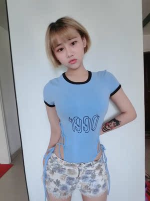 第一次尝试这种衣服旁边是系带的，特别性感。个人比较喜欢蓝色显皮肤白，面料也很舒服，特别显身材大爱