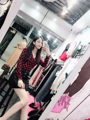 红点点很洋气,V领很好看。她们家衣服面料很舒服。 红点点很洋气,V领很好看。她们家衣服面料很舒服。