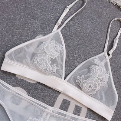 特地买了白色的一整套 喜欢得不得了 内衣上的花纹很精巧 带子是绸带的 布料透气 穿上很舒适无感 建议女生都要买一套 在最美的年纪要展示最美的自己