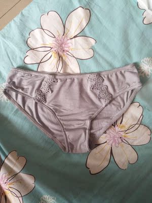 之前买的这个买小了 换号的话又要等太久了 于是在客服小姐姐的劝说下换了个款  内衣真的好漂亮啊 无钢圈的 穿着不会有束缚感 因为光线的原因看起来颜色都不一样 但是和图片一样没有色差的 已经收藏店铺了 以后就在这家买了