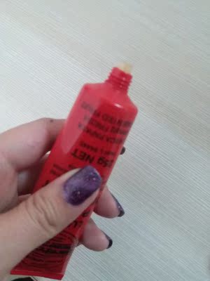 同事刚好有，和她对比了下，应该是正品，朋友介绍的可以擦嘴唇，看后才知道是万能的呢，很不错，用一段时间看看。