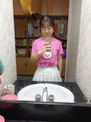 面料不错，不掉色，这个价格非常值了，就是如果衣服再短一点就不错了，长一点会显胖，不过也可以把下摆扎进裙子里