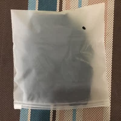 1、包装比较简单，有点low 2、商品的做工还可以，没有多余的线头，纯黑色款式不错，内裤做的比胸罩要好一些。材质是仿真丝的，外面光滑，里面是不光滑的。 3、清水透过，有掉色