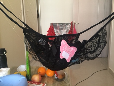 东西还可以。还没穿，黑色略微掉色还送了个玫瑰花，打开是一条小丁字裤，虽然穿不了但也谢谢卖家的小惊喜！料子看着还可以，摸起来很舒服，试穿了下还行，挺性感的！好评！服务好，物流快！