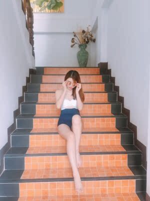 很好质量，透气，阳光下就没感觉到闷热，做工精细。