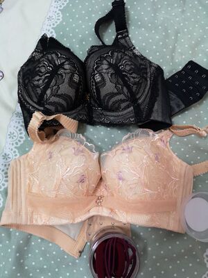 买了两件75折的内衣，都是非海绵的，感觉和实体店买的没有区别但便宜很多，包装也很贴心，还送了一盒头绳，挺好看的。收到后立马种草给了好友，以后内衣要全换成非海绵的你家的，