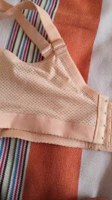 很喜欢这家的风格 罩杯轻薄 很性感 薄薄的很透气 ，穿着衣服看着很有型，款式很漂亮蕾丝觉得超级精美，舒适度高贴合度好，无钢圈的真的很舒适、穿起来不会觉得很闷热， 再也不怕被钢圈勒到 ，而且还便宜