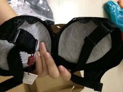 有盒子，比较好，之前看一个快递员摸人家的内衣还跟同事说猜猜这是多大的，无语，买内衣最好买有盒子装的，还不错，胸小的内衣来凑哈哈