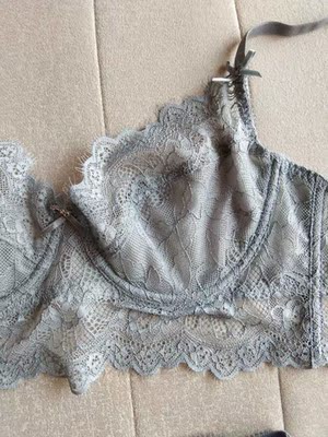 赞 蕾丝很柔软！而且质感也很好！大胸微胖的福音！真的很难买好看好穿的  重点是内裤不是低腰的！生完孩子低腰真的穿不住  这个真的赞！店家态度也好！拍的尺码不一样还细心问清楚是不是买错尺码  幸亏问了下不然就小了！