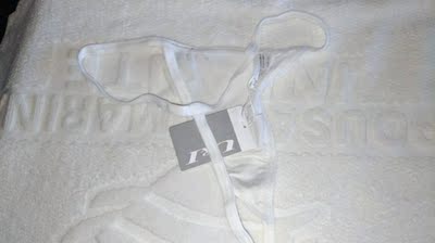 ui的内裤设计。面料。工艺。包装。服务都是一如既往的优秀。穿了就像没穿一样，大小合适，非常舒服，又够性感太棒了小丁。面料又薄又柔，弹力强,而且很柔软透气快干, 颜色够正。，真的是一分钱一分货。第一次穿过后就离不开它。这款和描述一样是细丁款。建议大看完实物尺寸表再选码。发货速度也很快。