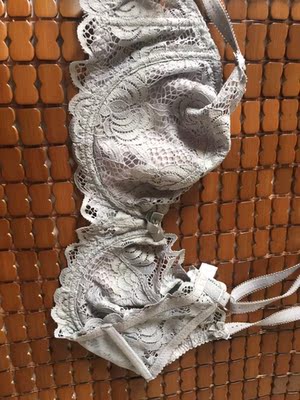 很软很舒服，也很薄，很喜欢，会回购的，很惊喜，速度也很快