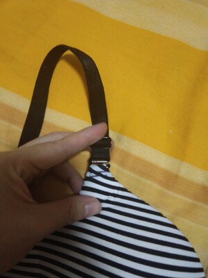 回来肩带快断了，拍这样客服还说看不清。太差劲了。不处理算了，忘大家买他家东西看清楚。考虑清楚。别上当。