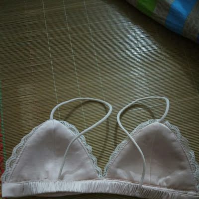 实物和描绘的一样，适合ab杯穿，不是聚拢的，客服态度很好，配吊带是不错的选择。