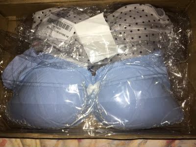 这家内衣比较甜美少女风的，以前还是上大学的时候在商场里买过，虽然已经不是少女了，还是可以买来愉悦一下自己，活动价很划算，穿着也挺舒适的。看包装才知道原来也是衣恋旗下的。这款内衣上的波点不是印的图案，是有突起的，但是不太明显，不会透出来